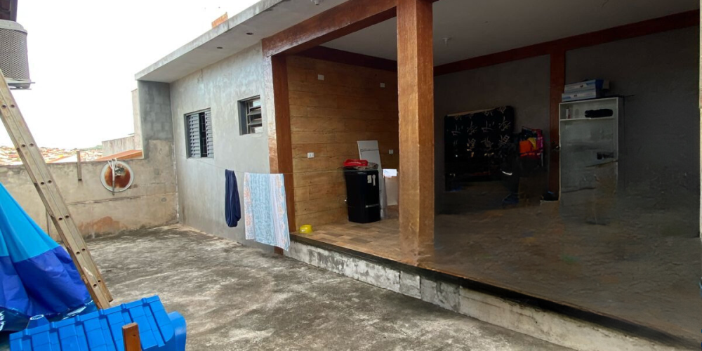 EDICULA, COM QUARTO E BANHEIRO